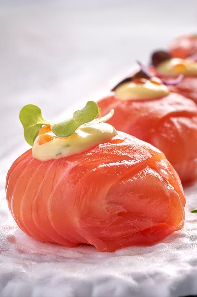 Bombones de salmón ahumado de Noruega con queso cottage y mahonesa de eneldo