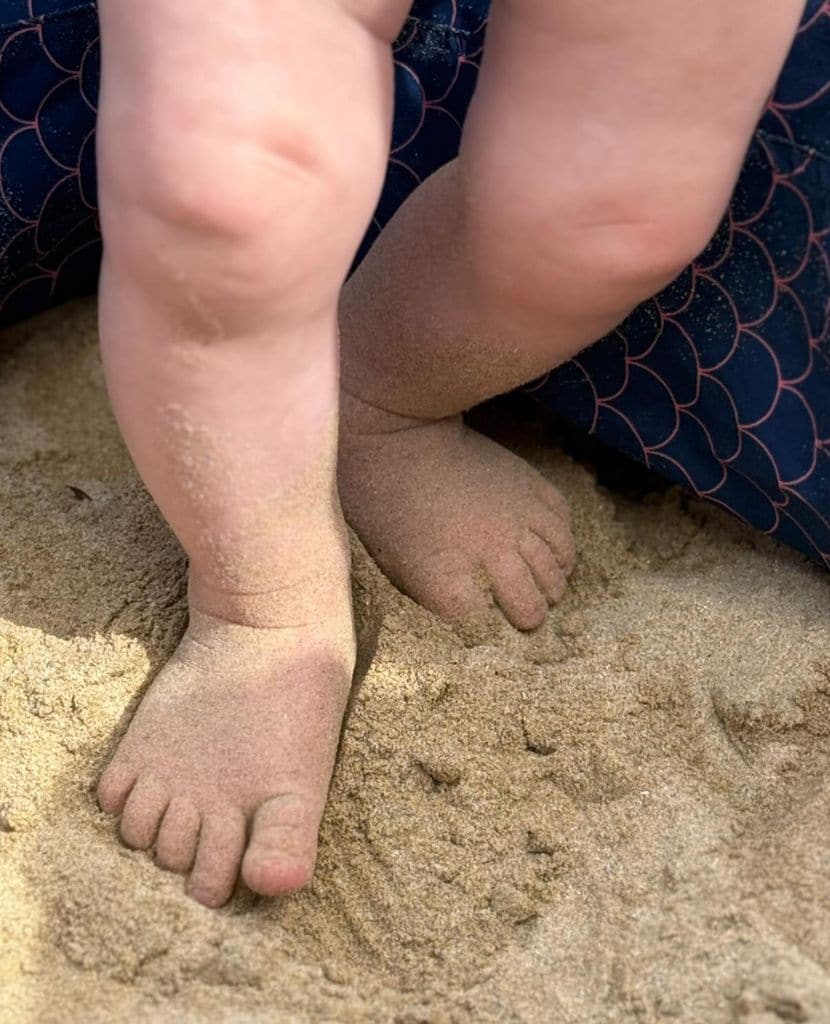 La pequeña Eloísa pudo sentir la arena bajo sus pies.