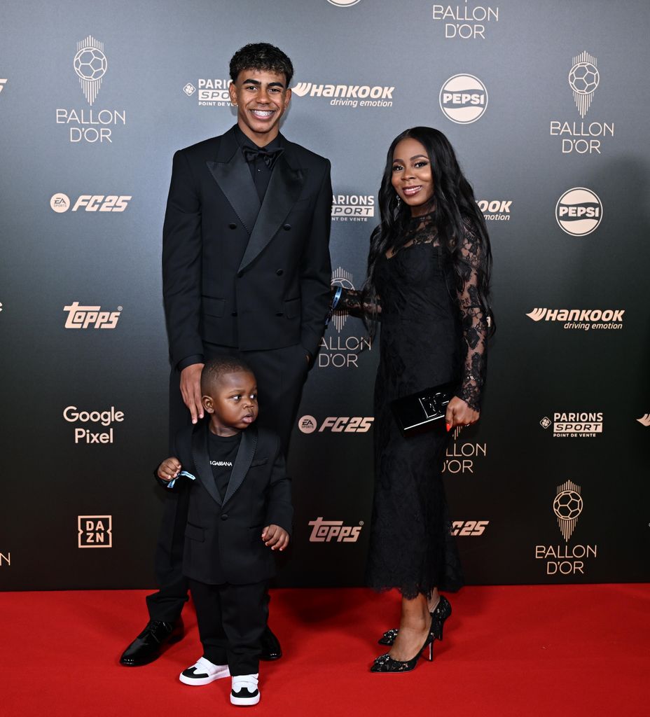 Lamine Yamal con su madre, Sheila Ebana y el pequeño Kenye en la ceremonia del Balón de Oro, en octubre de 2024.