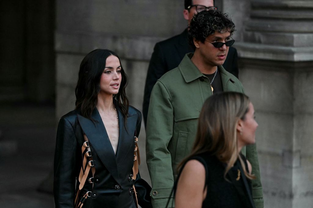 Ana de Armas y Beto a su llegada al desfile de Louis Vuitton en Paris