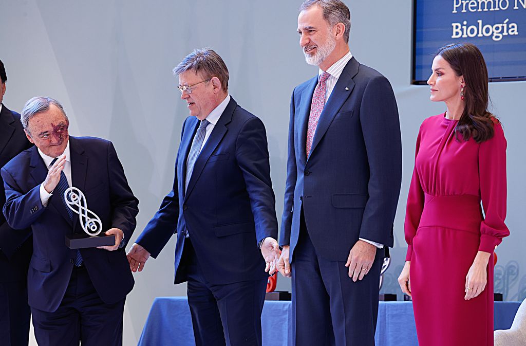 Mariano Barbacid, en un acto de premios bcon los reyes Felipe y Letizia y el expresidente de la Generalitat Valenciana, Ximo Puig (marzo de 2023)