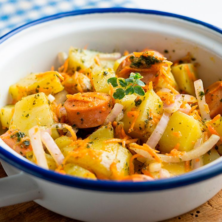 Ensalada alemana de salchichas y patatas
