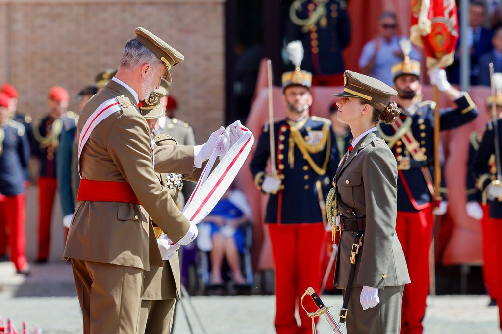 El rey Felipe y la princesa Leonor durante la entrega de los despachos de empleo en la academia general militar de Zaragoza, el 3 de julio de 2024
