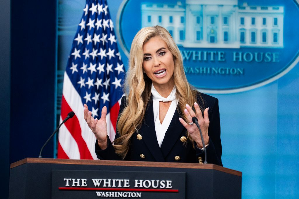 Katie Zacharia tuvo una "accidentada" primera y única rueda de prensa como vocera de la Casa Blanca.