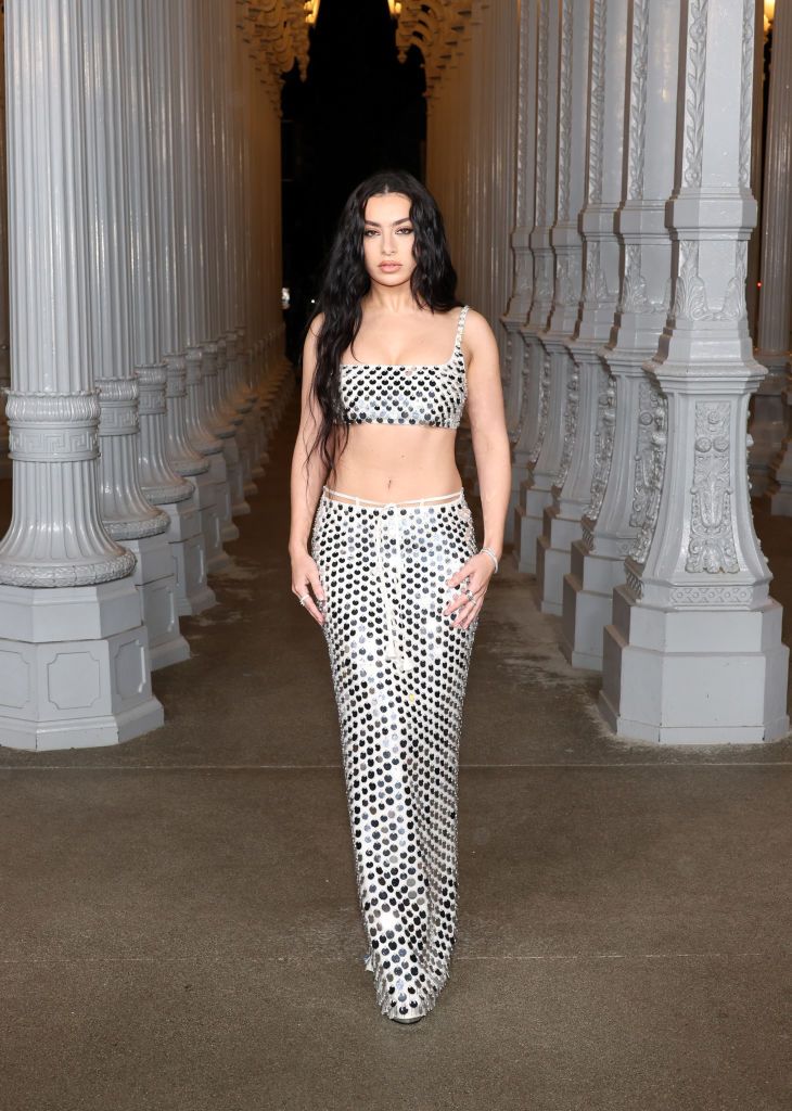 Plano entero de Charli XCX en la gala LACMA Art+Film  2024