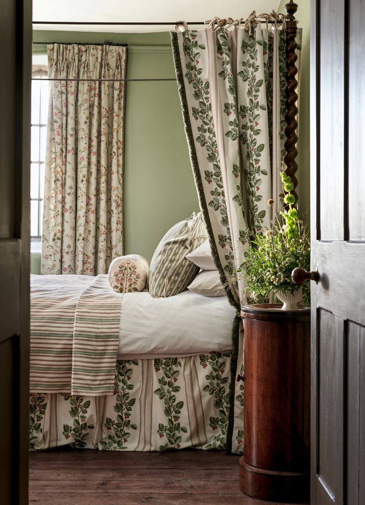 Dormitorio con telas estampadas