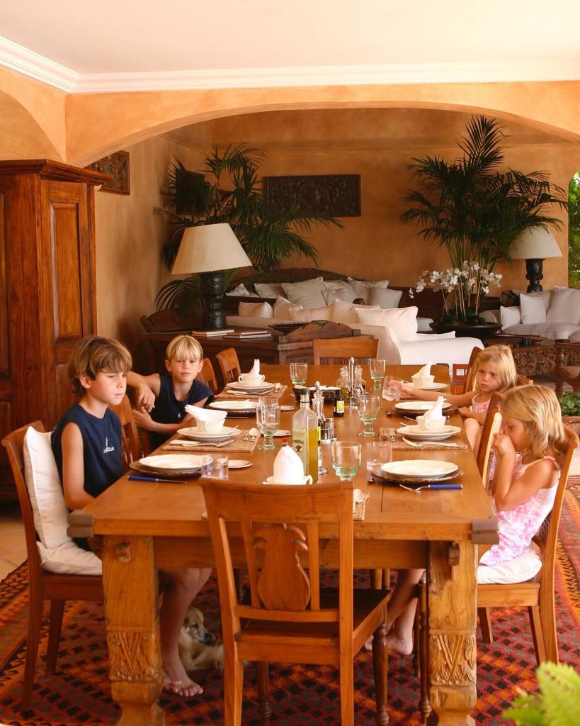 Los cuatro hermanos, Miguel, Rodrigo, Cristina y Victoria en su casa de Marbella en 2006