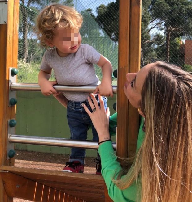 Marta Castro, con su hijo mayor, Hugo