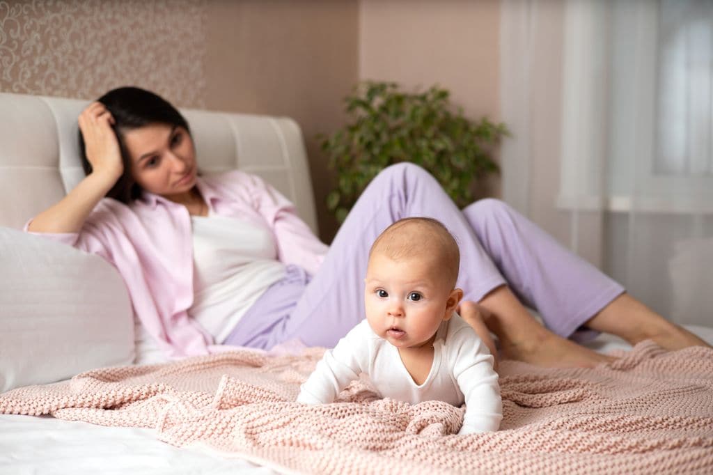 Mujer con psicosis puerperal mirando a su hijo