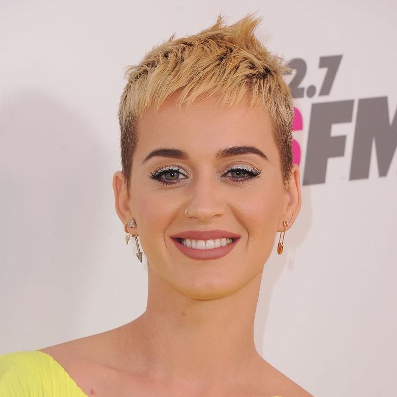 katy perry con maquillaje de delineado plateado con glitter