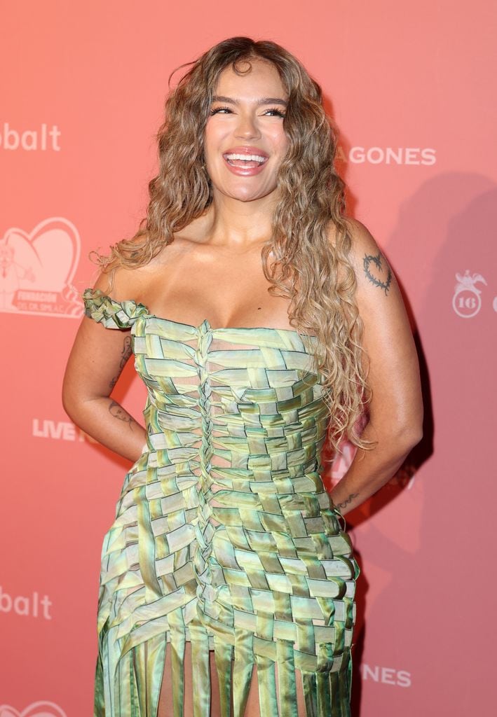 Karol G se ha mostrado comprometida con una poderosa misión de ayudar a más mujeres