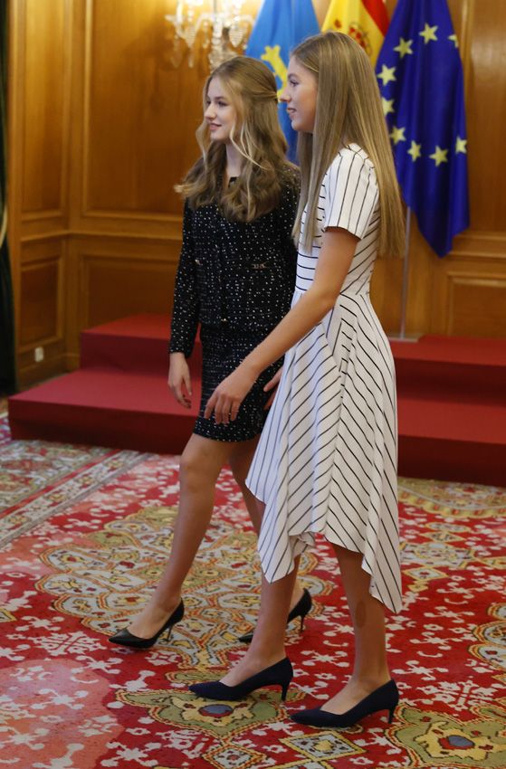La infanta Sofía estrena sus primeros tacones en la audiencia de los Premios Princesa de Asturias 2022