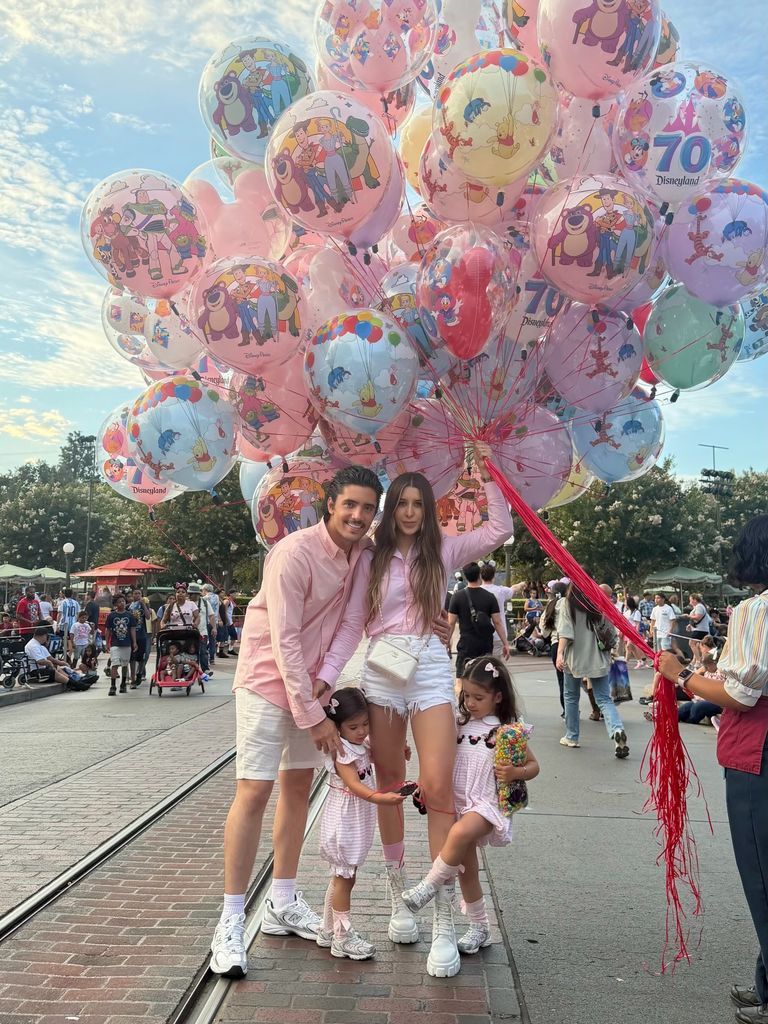Alex Fernández, su esposa Alexia y sus hijas disfrutaron de un día inolvidable en Disneyland.