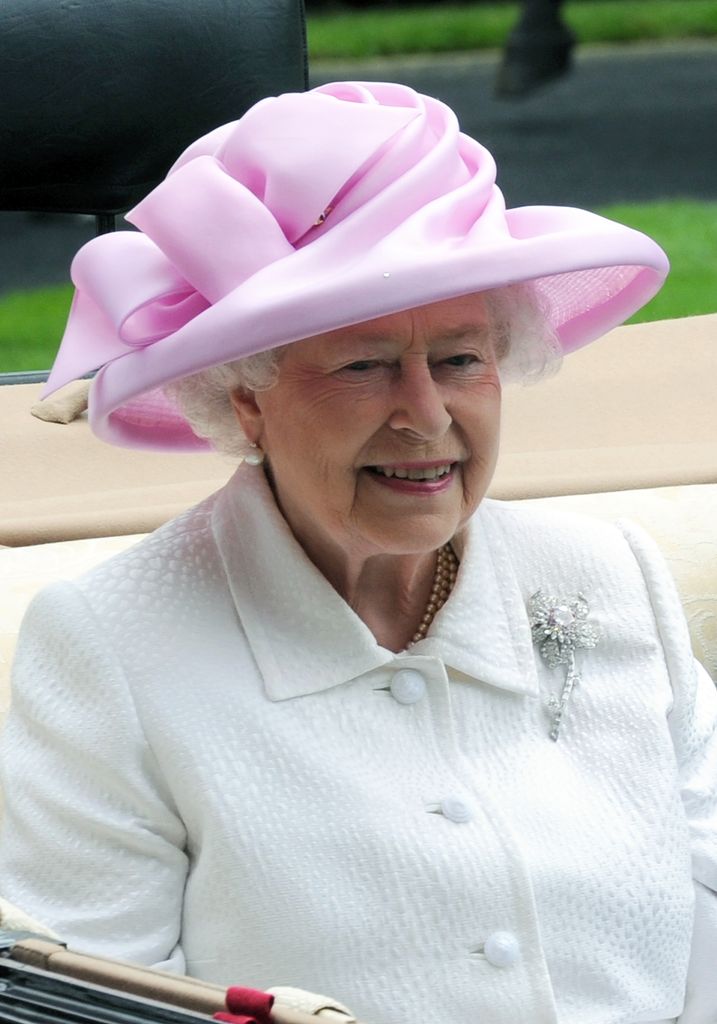 La reina Isabel II lució el diamante rosa en Royal Ascot 2011