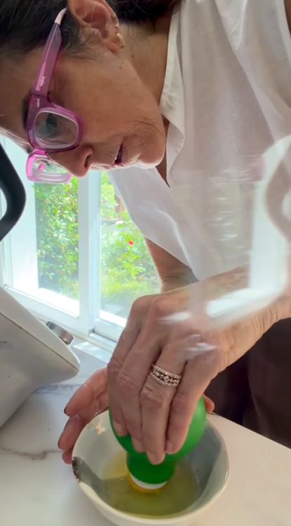 La humorista se sirve de uno de sus gadgets favoritos de cocina para separar las yemas de las claras de los huevos. 