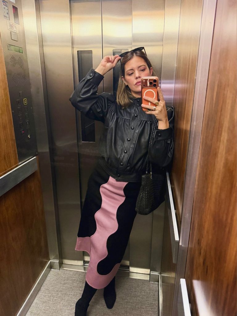 Isabelle Junot arrasa en su club de lectura de aristócratas con un atrevido look de cazadora de cuero y falda estampada