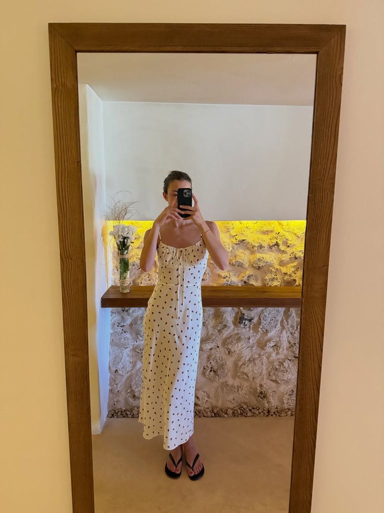 Martina Figo Svedin con vestidos minimalistas en su escapada para una boda en Menorca, 2026.
