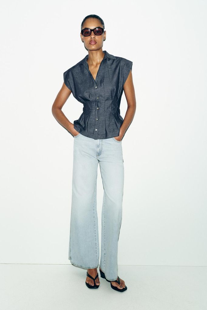 La camisa denim péplum de Leonor es de Zara