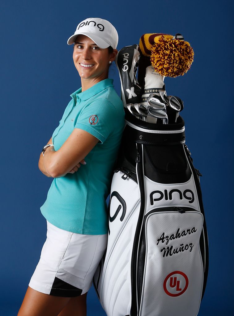 Azahara Muñoz posa con la bolsa personalizada y la equipación