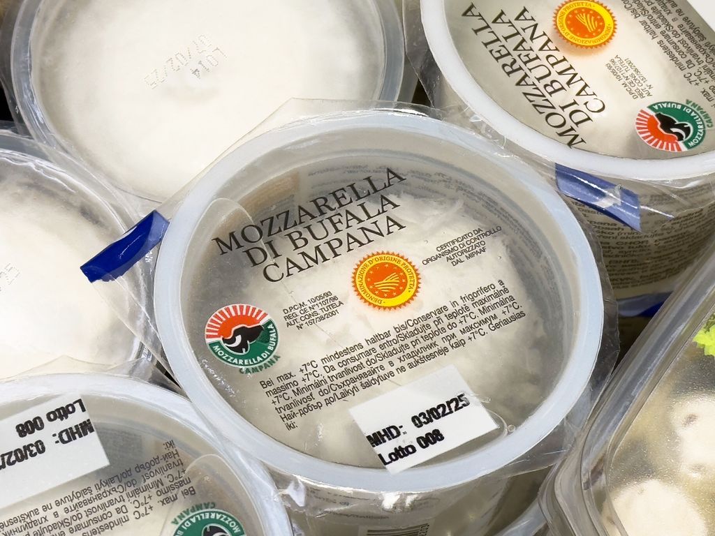 Auténtica 'Mozzarella di bufala campana', con sus sellos de calidad. 