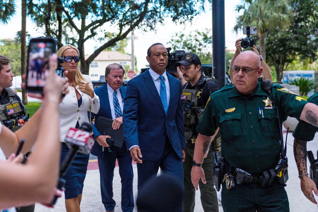 Tiger Woods y Vanessa Trump a su llegada al juzgado este 2 de septiembre en Stuart, Florida.