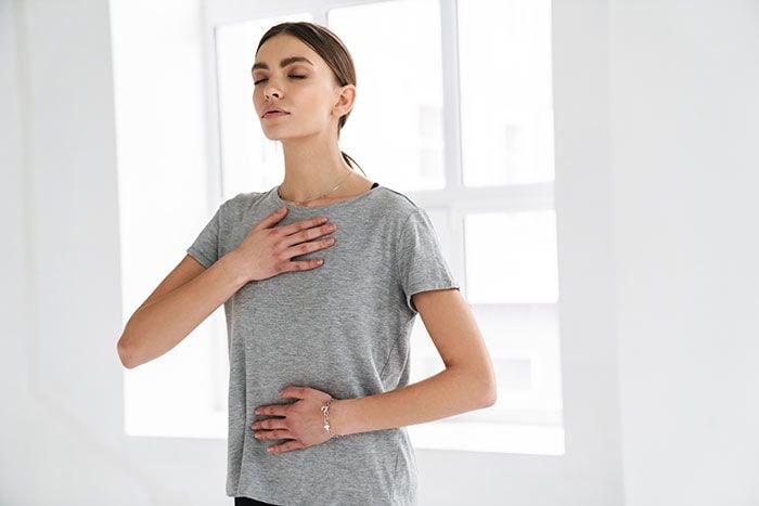 mujer respira profundo