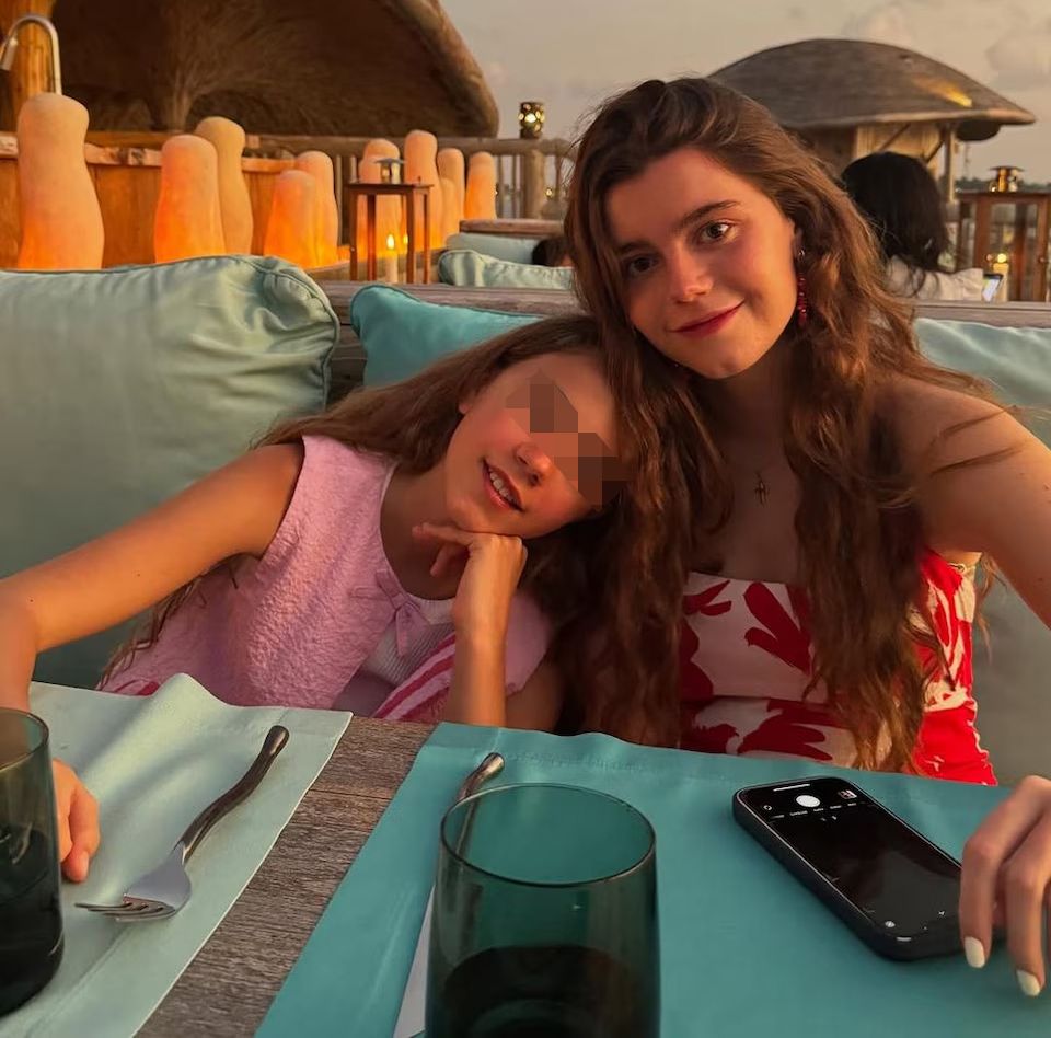 La pequeña Sirena, con su hermana mayor