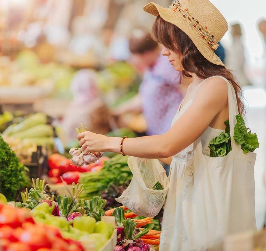Ayudar a la economía local comprando en mercados es una forma más sostenible de viajar