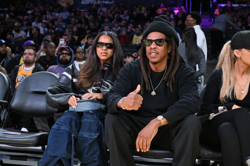 Jay-Z y su hija Blue Ivy Carter en el partido de baloncesto de Los Angeles Lakers y los San Antonio Spurs en el Crypto.com Arena de Los Ángeles, California, el 10 de diciembre de 2025
