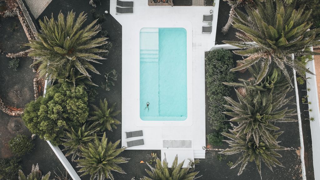 Jardín con piscina, que se ha mejorado con la reforma