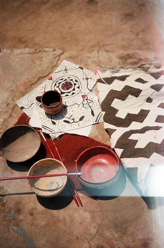 Patrones creados a mano con técnicas tradicionales y significados que ponen en alto a la comunidad de Cantagallo, en Lima, Perú. El arte y la tradición de la comunidad Shipibo-Konibo se refleja en un estilo lleno de orgullo
