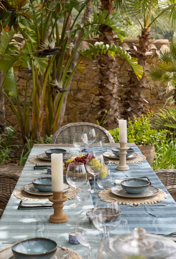 Comedor con mantel de rayas. 