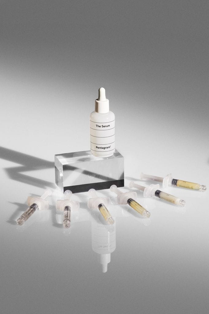 Serum personalizado, de Pentagram
La niacinamida doble encapsulada es solo uno de los viales disponibles para crear un sérum a medida que, con este extra, ayuda a reforzar la barrera de la piel, controlar las irritaciones, manchas o acné con una mejora visible de la textura. También se puede añadir ácido hialurónico puro, péptidos con "efecto relleno", vitamina C liposomada, bakuchiol... Una web dedicada a los tratamientos personalizados en la que se encuentra toda la información para crear el que mejor se adapte a tus necesidades. Precio: Un sérum base y 3 activos, 72 euros (disponible en la web de la marca). 