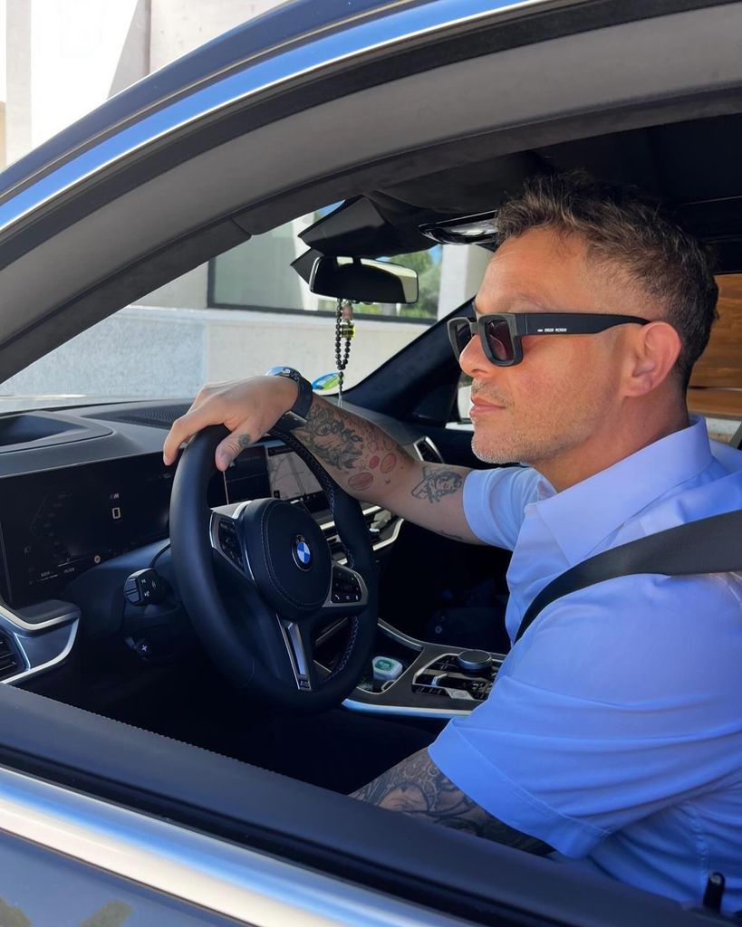 Alejandro Sanz ya ha dejado ver antes el tatuaje de margarita que lleva en el dedo pulgar.