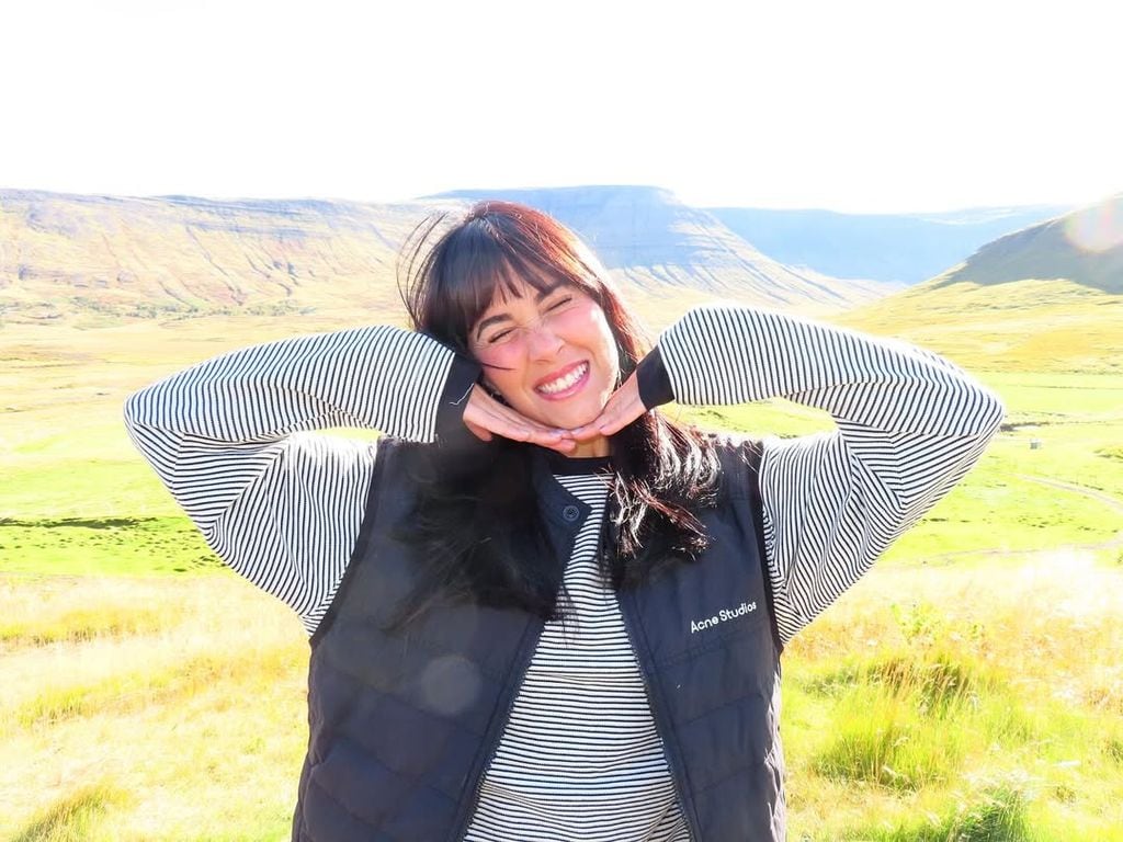 Aitana Ocaña posa con los espectaculares paisajes de Islandia de fondo