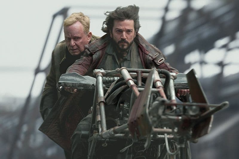 Diego Luna y Stellan Skarsgard en uno de los capítulos de la primera temporada de 'Andor'