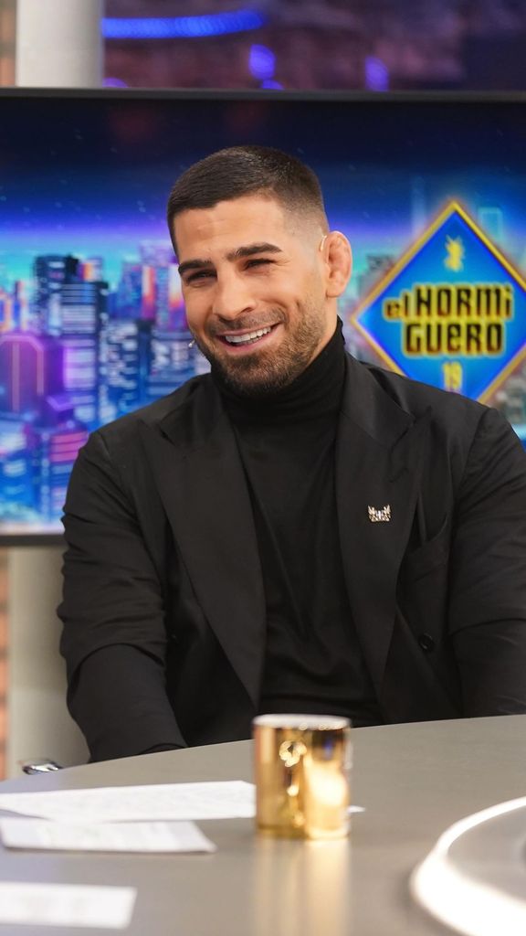 Plano medio de Ilia Topuria en El Hormiguero