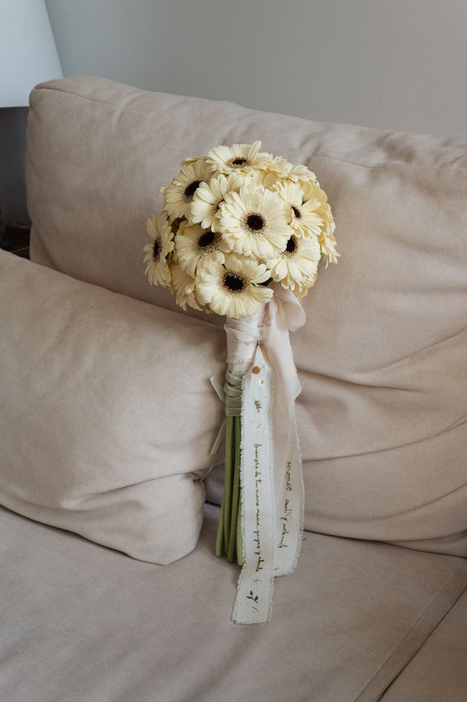 Ramo de novia de gerberas amarillo pastel
