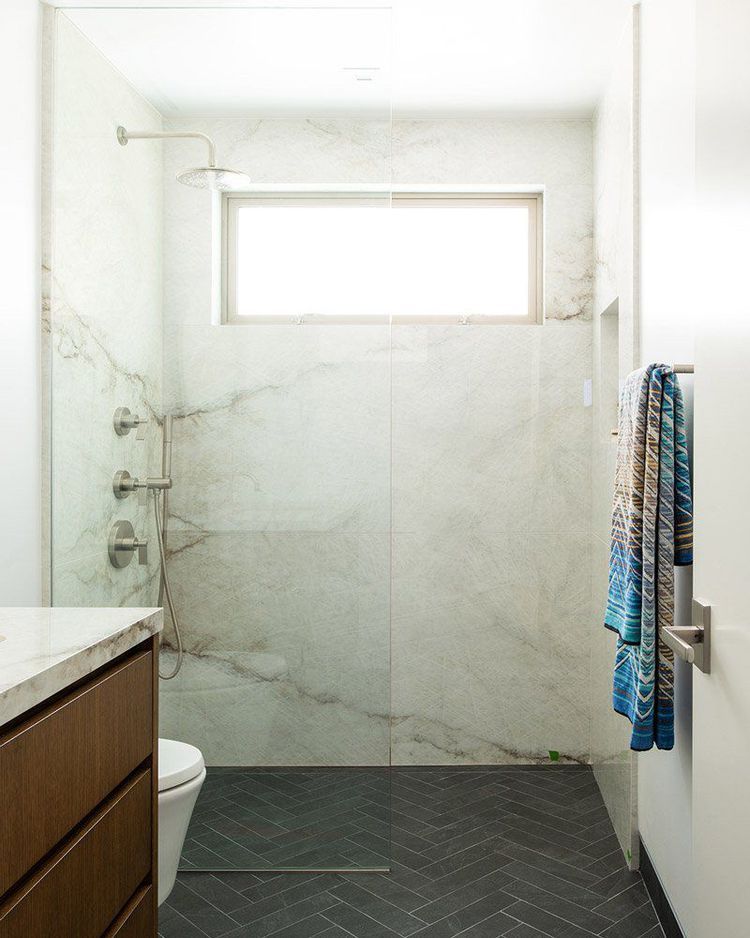 Ducha con panel de vidrio