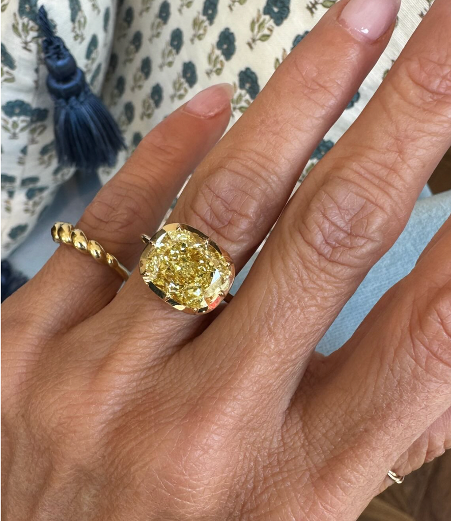 Jessica McCormack ya ha diseñado una serie de propuestas con piedras de esta colorimetría. 