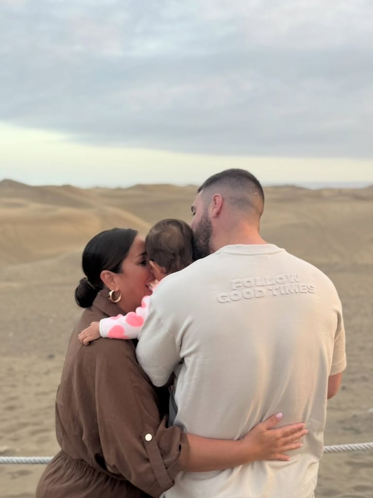 Anabel Pantoja, junto a David Rodríguez y su hija Alma