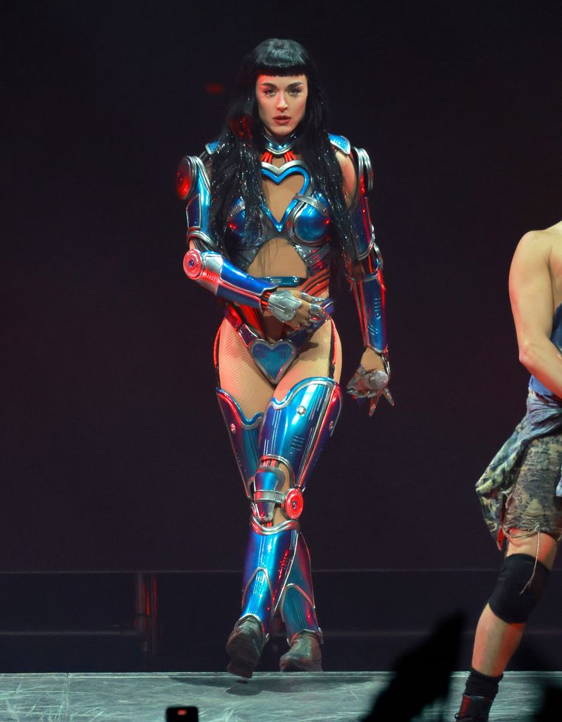 Katy Perry se presenta en Nashville.