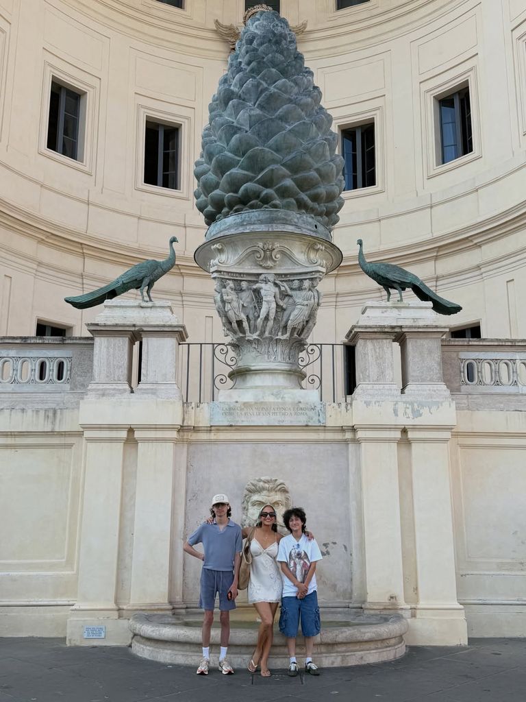 Jennifer Lopez, Max y Oskar frente a la Fontana della Pigna, una imponente escultura de bronce del siglo I d.C. ubicada en los Museos Vaticanos.