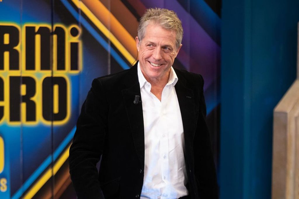 Plano medio de Hugh Grant en El Hormiguero