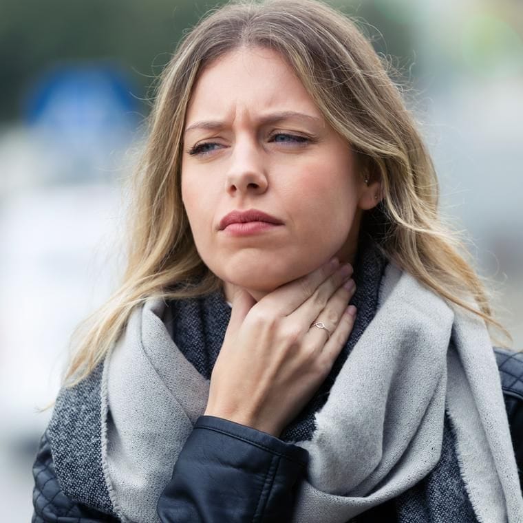 mujer con dolor de garganta
