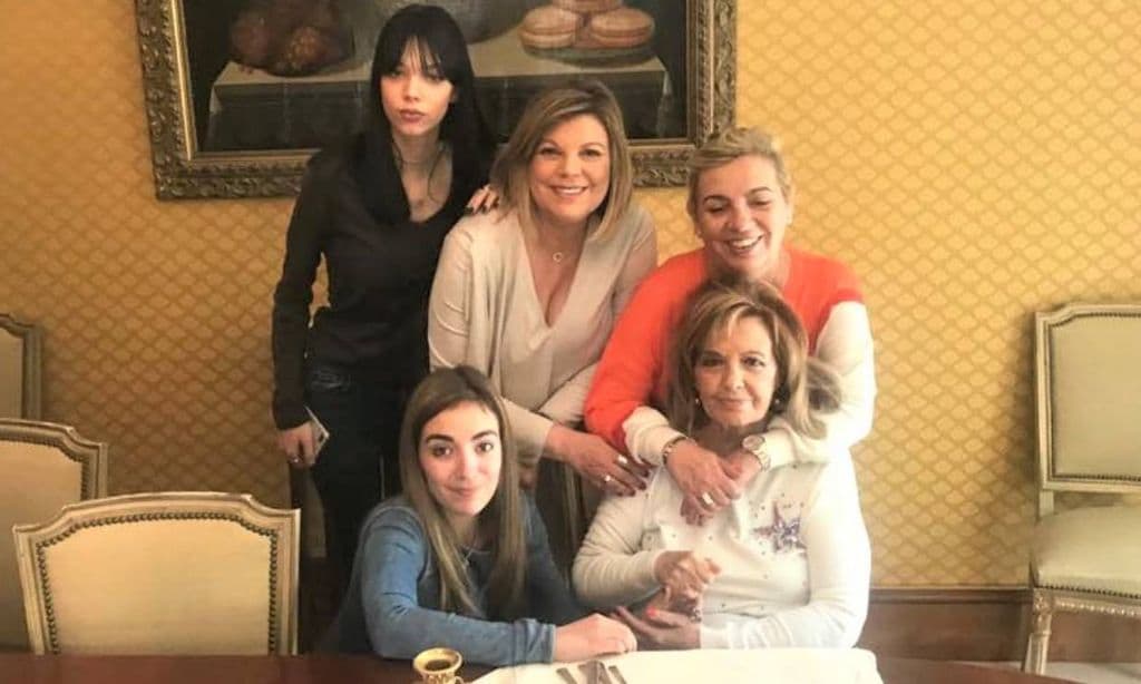 María Teresa Campos con sus hijas y nietas