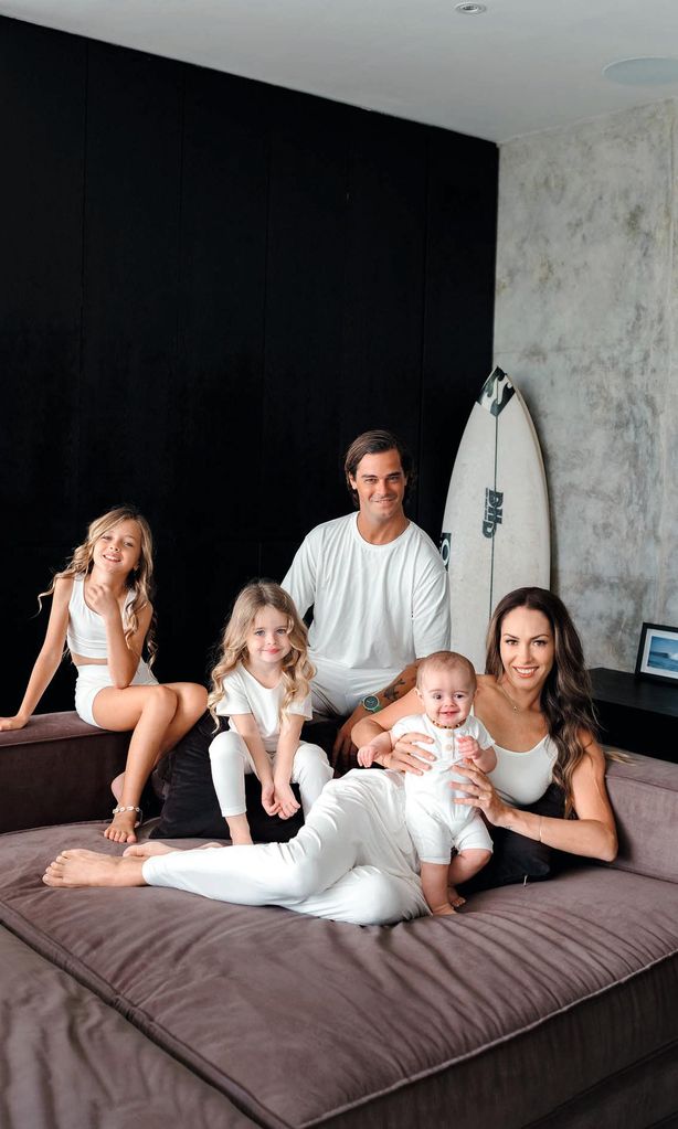 Priscila de Gustin y su familia HOLA 4056