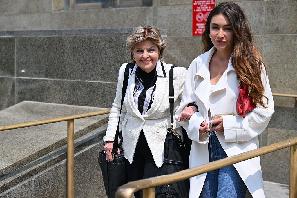 Mimi Haleyi y su abogada Attorney Gloria Allred abandonando el Tribunal de Nueva York