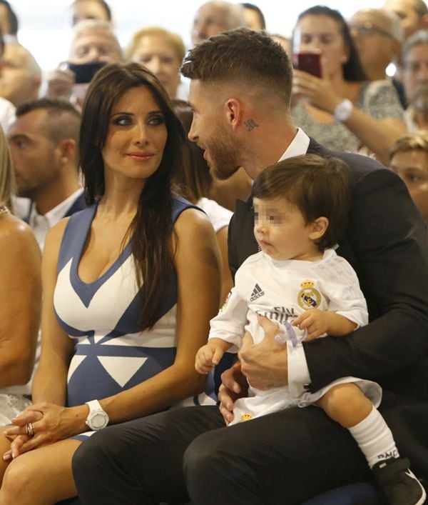 Las miradas de amor, complicidad y alegría han sido una constante durante todo el acto entre Pilar Rubio y Sergio Ramos. Si el corazón del futbolista "está en el Real Madrid" -como el mismo dijo-, el corazón de la bloguera de HOLA.com está con él
