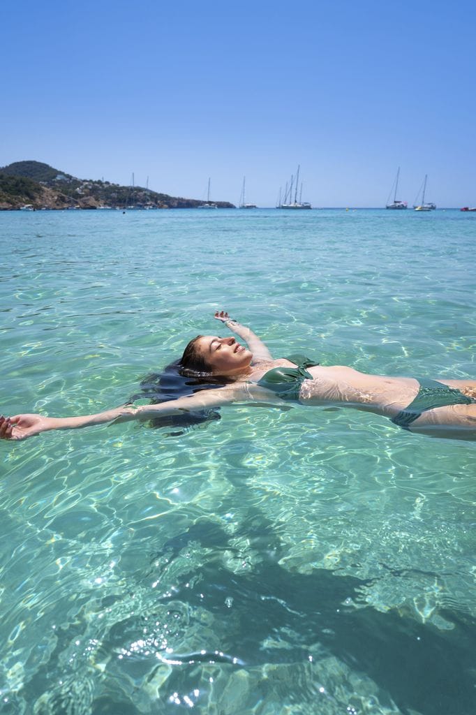 chica tumbada mar